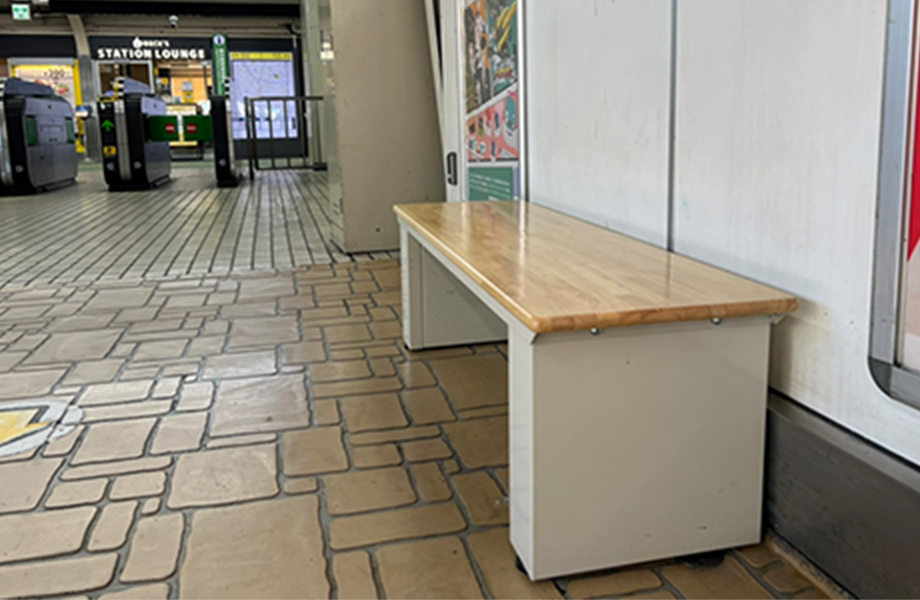 JR東中野駅東口改札にベンチの設置